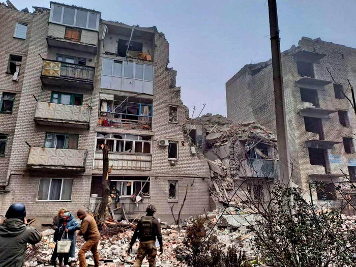 Рашисты разрушили ракетами многоэтажку в Донецкой области