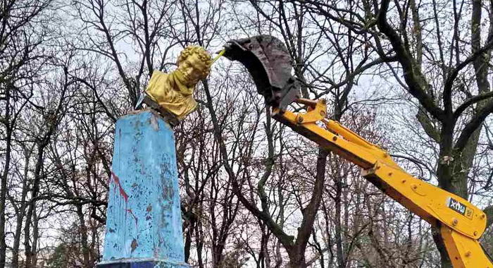 В Одесской области снесли памятник Пушкину