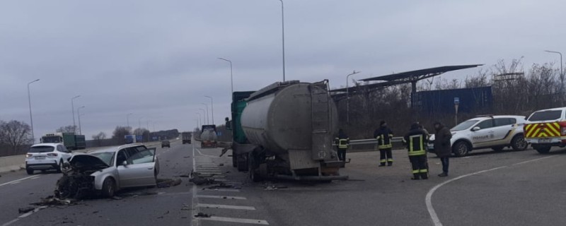 На трассе Одесса-Киев легковушка влетела в фуру: погибли два человека
