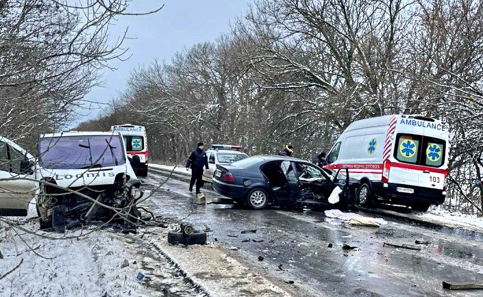 23-летний водитель на BMW под Одессой пошел на обгон по снегу и устроил ДТП