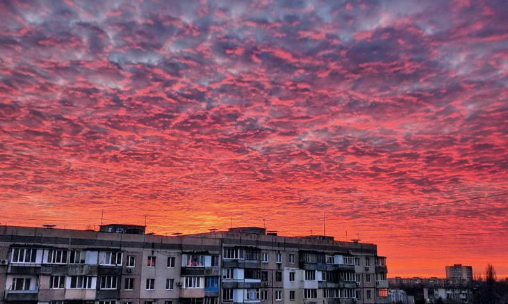 В Одессе наблюдали фантастически яркий закат (фото)