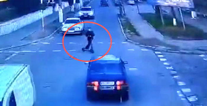 Девушку на электросамокате подбросило в воздух после ДТП в Одесской области (видео)