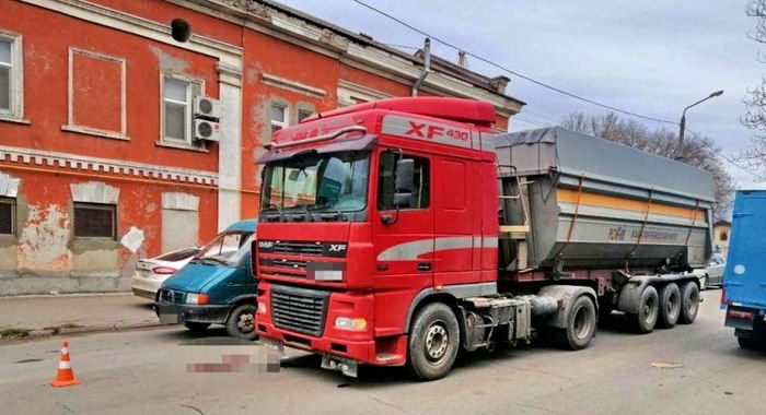 В Малиновском районе Одессы женщина погибла под колесами грузовика