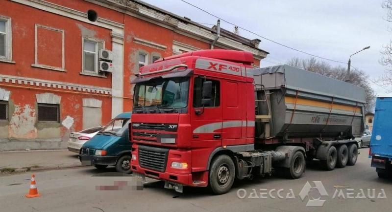 В Одессе на Степовой водитель грузовика сбил насмерть 87-летнюю женщину
