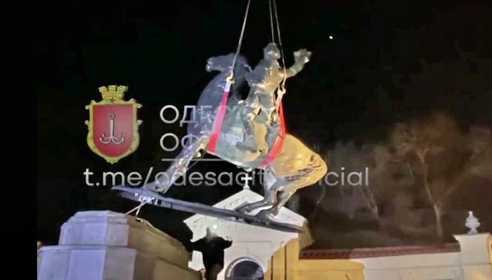 В Одессе памятник Суворову демонтировали за один вечер