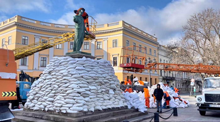 В Одессе не собираются сносить памятник Дюку де Ришелье – его помыли и обновили защиту от ракет