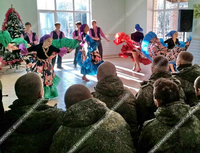 В Мариуполе детей заставили веселить русских захватчиков