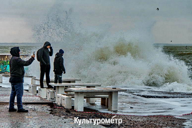 В Одессе на море наблюдают мощный шторм (10 фото)