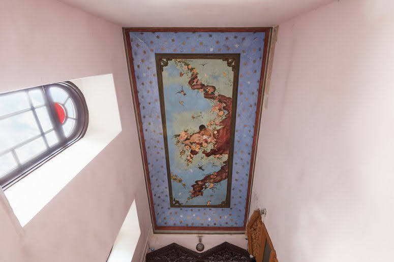 В Одессе восстановили фреску в подъезде старинного дома
