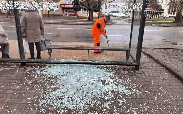 В Одессе с нового года вандалы повредили 17 остановочных комплексов