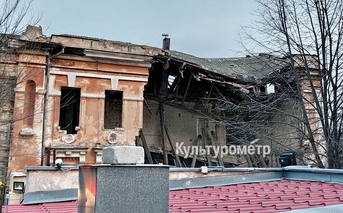 В парке Шевченко обрушилось здание бывшего роддома №6 (фото)