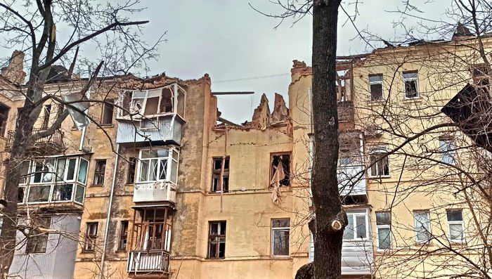 Россия ударила ракетой по жилому дому в Харькове