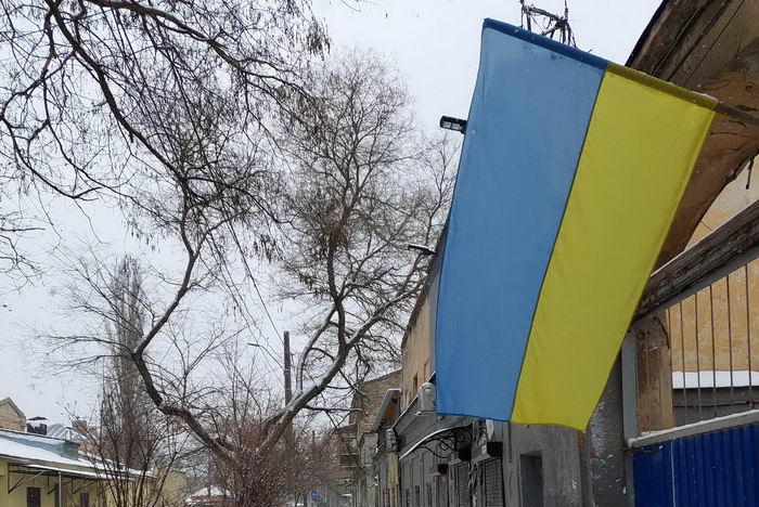 В центре Одессы мужчина украл 13 государственных флагов на улице