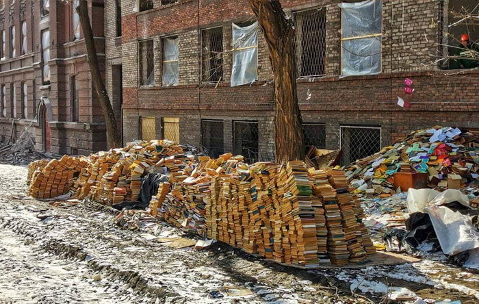 В Мариуполе рашисты массово уничтожают украинские книги