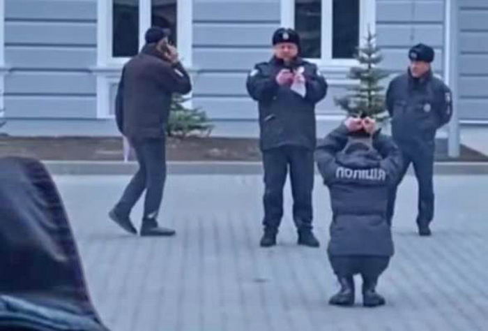 В одесском университете МВД курсанта заставили приседать за вину и снимали на видео