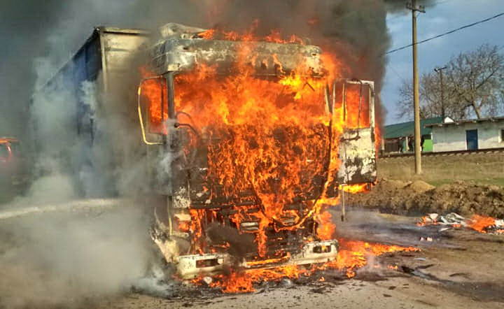 В Одесской области загорелся грузовик на ходу