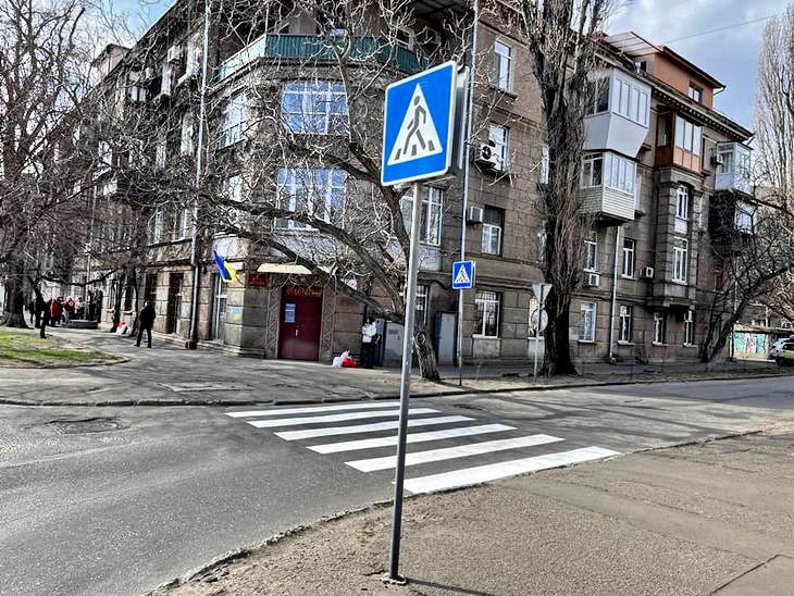 В Одессе обновили разметку пешеходного перехода на трех перекрестках