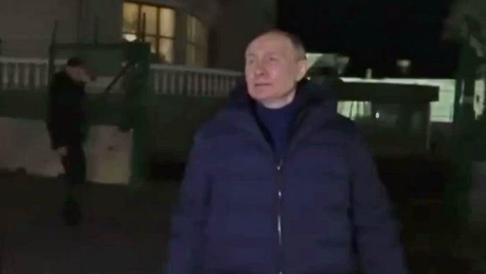 Путин трусливо приехал ночью в Мариуполь (видео)