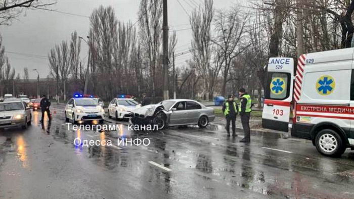 По дороге на поселок Котовского водитель на скорости снес бензоколонку