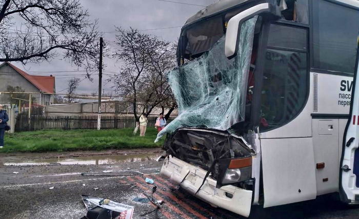 На трассе Одесса-Рени автобус “Одесса – Кишинев” врезался в грузовик