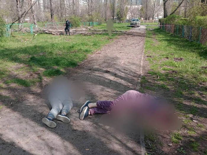 В Херсоне российский снаряд убил маму с дочерью, когда они шли по улице