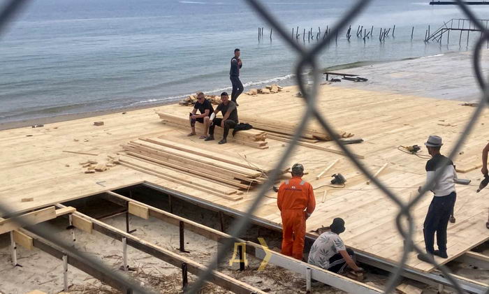 Одесский пляж полностью закрывают деревянным настилом – вход будет платным