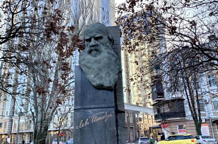 В Одессе демонтируют памятник русскому писателю Льву Толстому