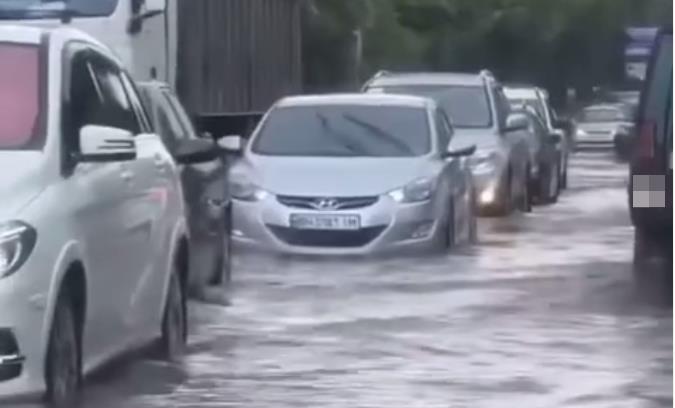 На поселке Котовского прошел мощный ливень – улицы затопило