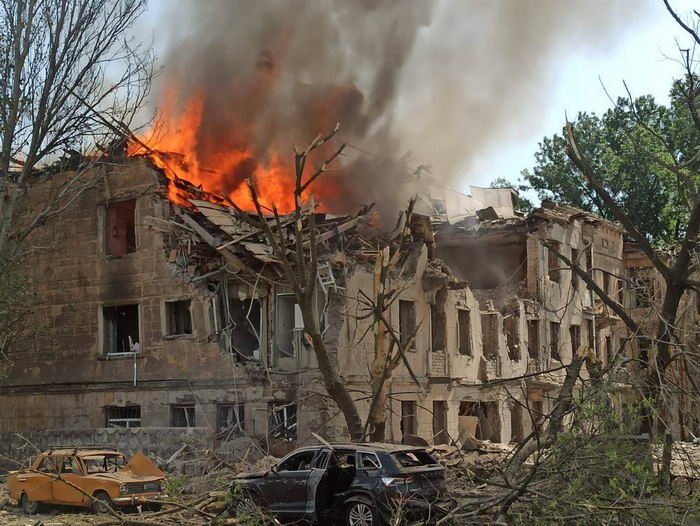 Ракетный удар по поликлинике в Днепре: здание разрушено, начался масштабный пожар