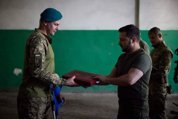 Зеленский вручил орден «Золотая Звезда» одну из офицеров одесской бригады морской пехоты