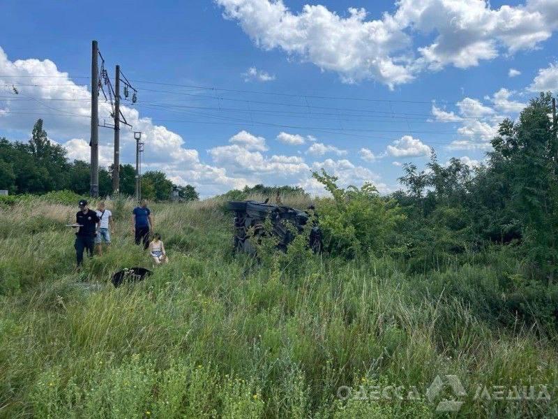 В Одесской области на трассе Балта - Подольск три девушки на Porsche Cayenne слетели с дороги