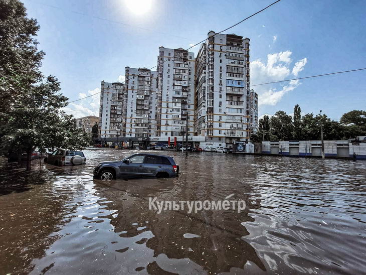 В Одессе сильный ливень привел к затоплению улицы Балковской (фото)