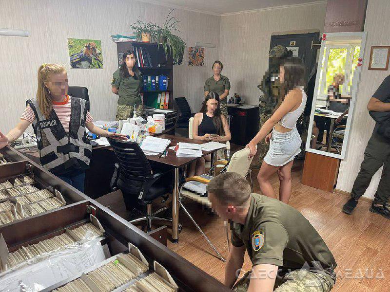 Незаконно переправляли уклонистов за границу: в Одессе задержали сотрудника военно-врачебной комиссии и двух сообщников