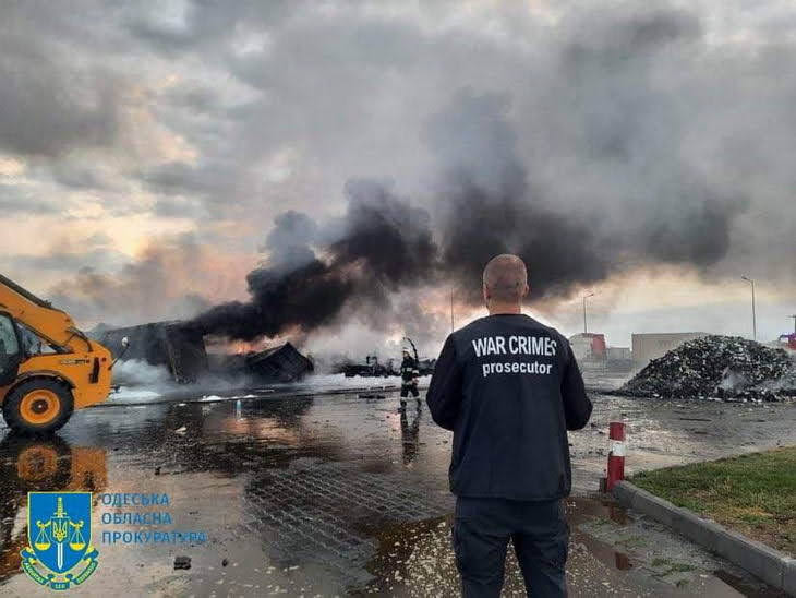Последствия атаки по паромной переправе в Одесской области – сгорело 9 грузовиков (фото)