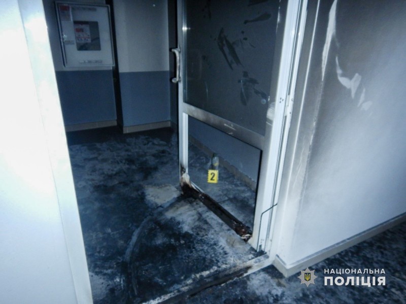 Полицейские задержали одессита, который поджег шину в многоэтажке