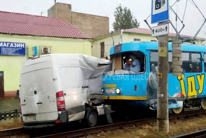 В Одессе трамвай таранил микроавтобус. Движение в Пересыпский район осложнено