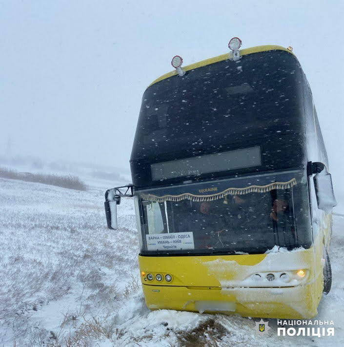 Трассу Одесса-Рени закрыли полностью для транспорта – там десятки ДТП из-за снега (фото)