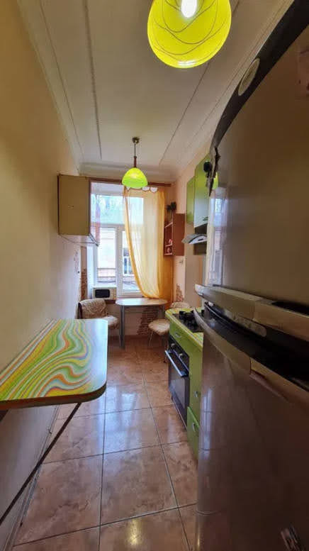 В центре Одессы сдают квартиру с душевой кабиной прямо в комнате