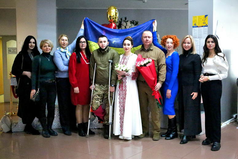 Одесские волонтеры организовали женитьбу раненому защитнику