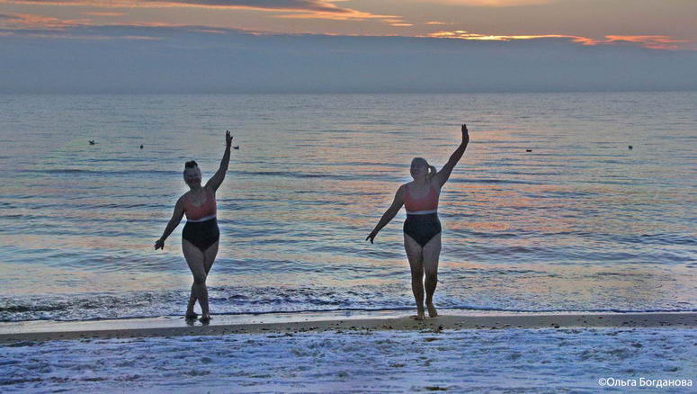 В Одессе на зимнем пляже заметили купающихся в ледяной воде людей