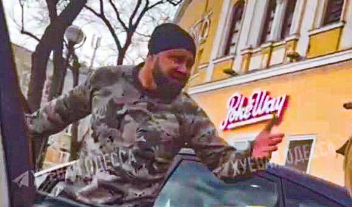 В центре Одессы агрессивный мужчина напал на женщину – ругался, толкал и разбил ей смартфон (видео)