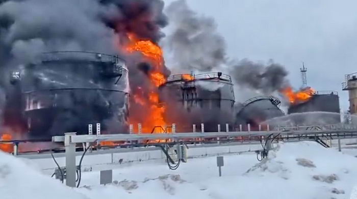 Ударные дроны ВСУ сожгли нефтебазу под Брянском и пороховой завод под Тамбовом