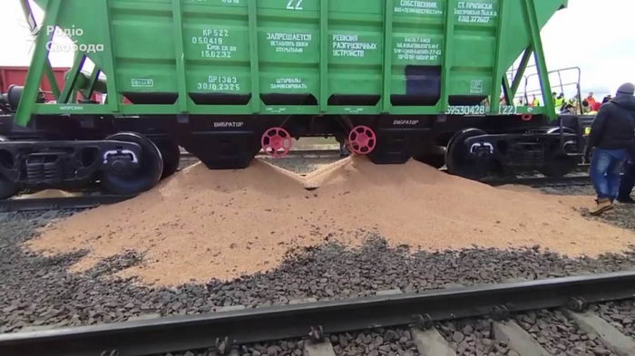 В Польше высыпали украинское зерно из вагонов на рельсы