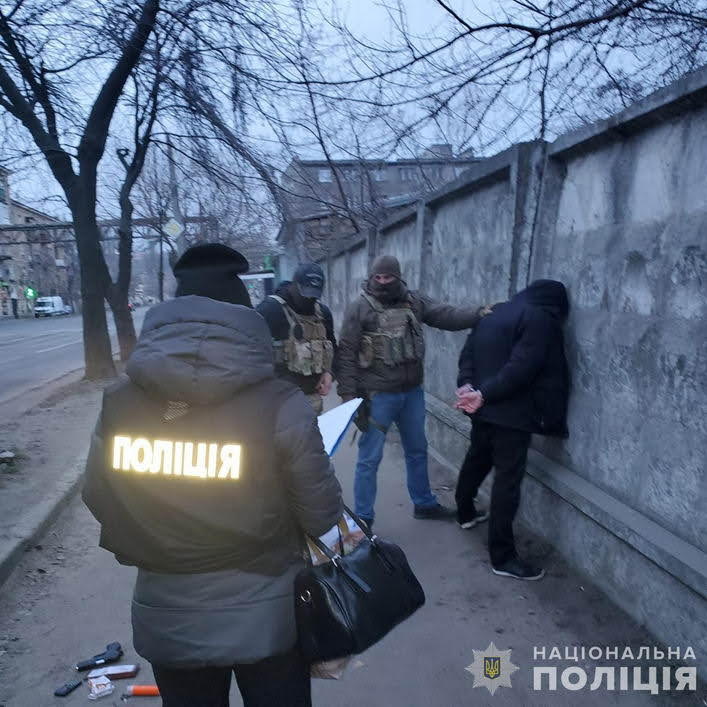 В Одессе грабитель отобрал 50 тыс. долларов помощи военным у волонтера