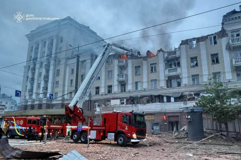 В Днепре российская ракета ударила по 5-этажке в центре города – есть погибшие