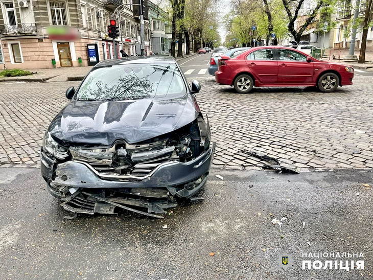 В центре Одессы автомобиль сбил ребенка на тротуаре