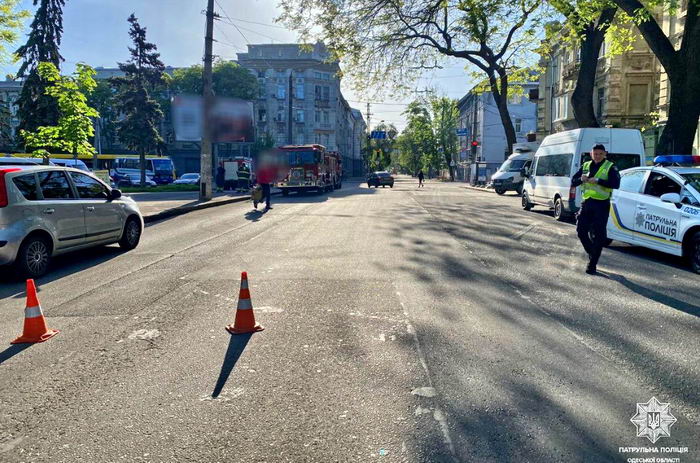 В центре Одессы перекрыли движение по двум улицам в связи с расследованием ракетного удара