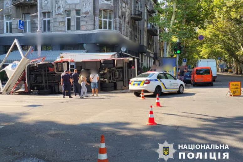 В центре Одессы столкнулся грузовик и пожарный автомобиль, который перевернулся потом