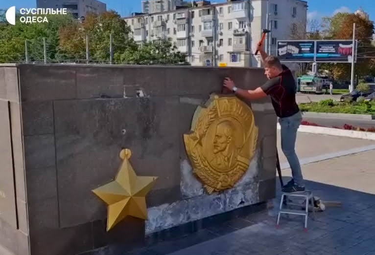 В Одессе с третьей попытки завершили демонтаж изображения Ленина