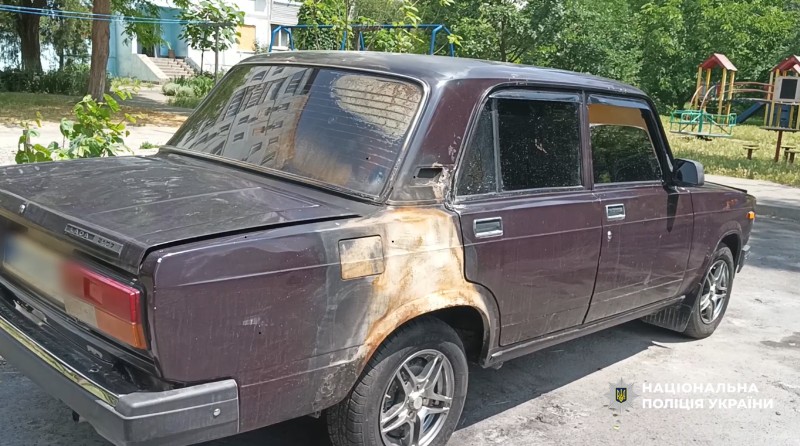 В Одессе двое парней сливали бензин из легковушки и подожгли ее